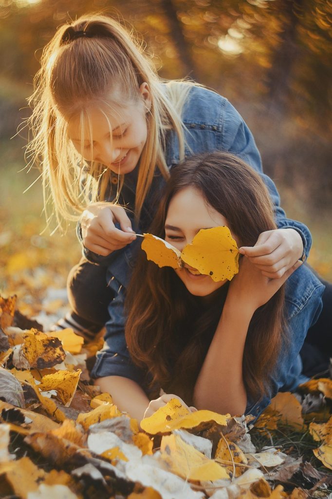 g924600cba062666797ac01425b63c9b0e72c9822e611aaf924a6651248e58d9f0666cc52abc3d9bb5167340de1e58a8776f2886794314fa88b899399761684ee 1280 8418210 girls, leaves, autumn, game, joy, smile, happiness, evening, nature